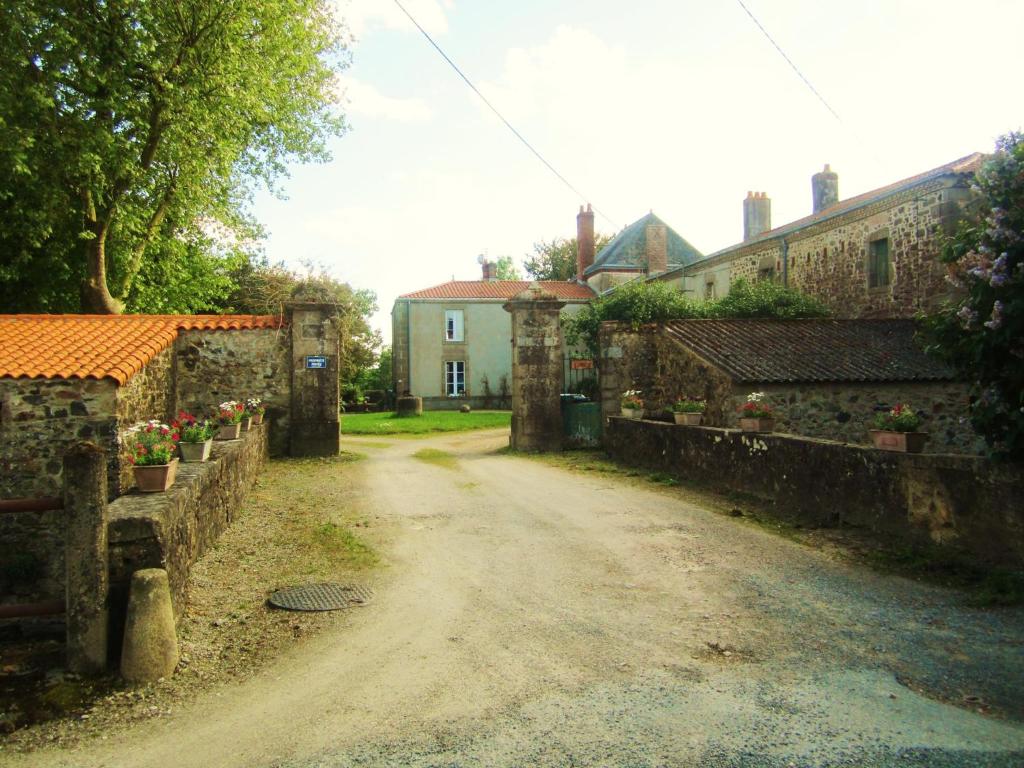 Bazoges-en-PaillersLe Manoir "Aux Douves"的村里一些建筑物的土路