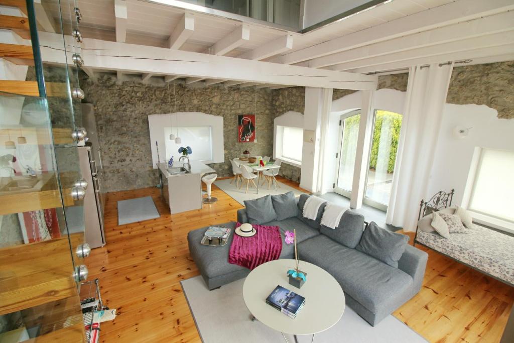 伊斯拉Villas San Roque Isla的客厅配有沙发和桌子