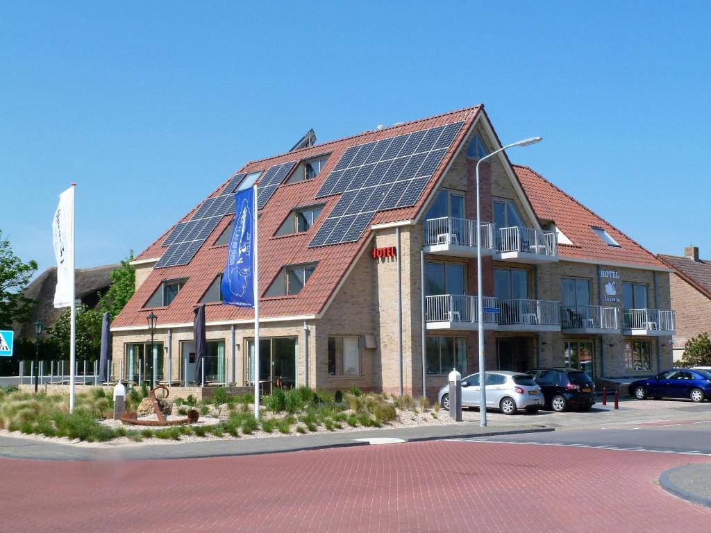 卡兰茨奥赫小天鹅酒店的屋顶上设有太阳能电池板的建筑