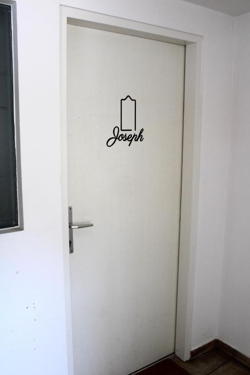 布如克纽多夫Hotel Restaurant Joseph的白色的门,上面有标志