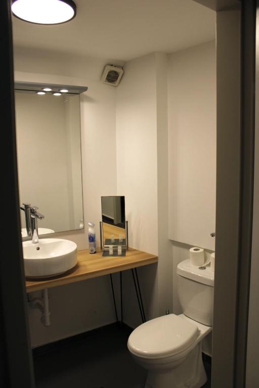 布如克纽多夫Hotel Restaurant Joseph的配有马桶、水槽和镜子的浴室