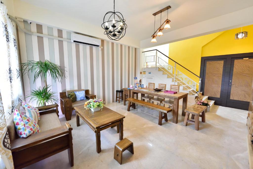 花莲市雅漾民宿(近东大门夜市)的一间带桌椅的客厅和楼梯