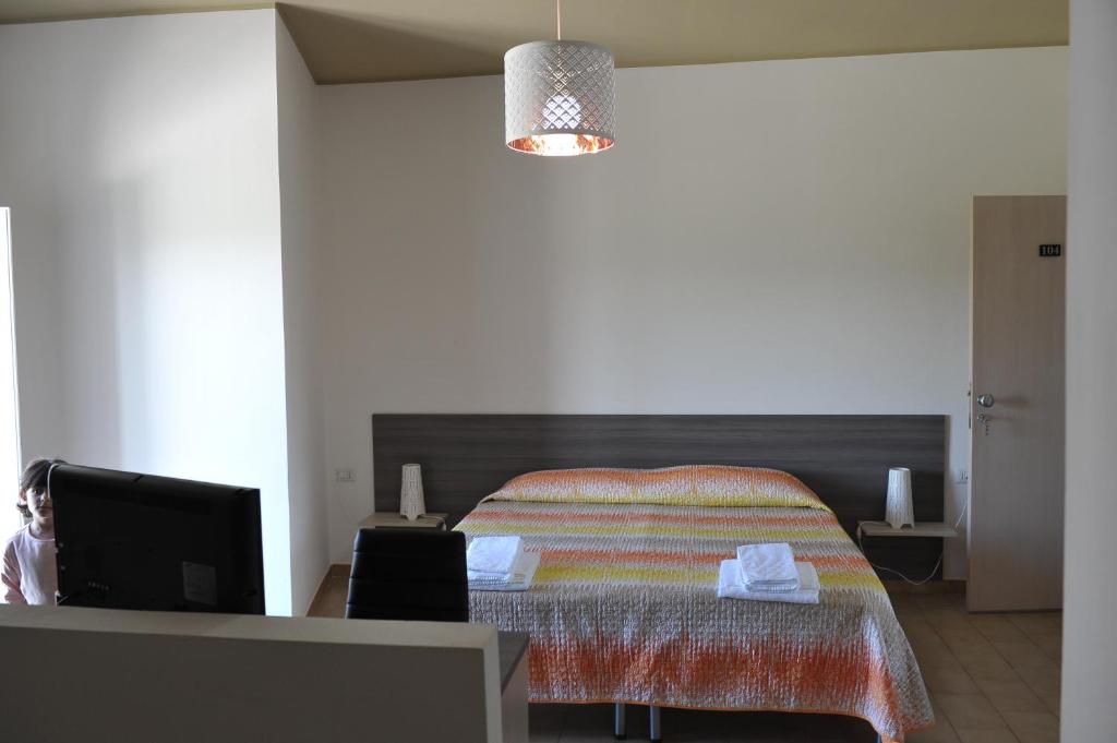 SantʼArcangeloIl Gattopardo的一间卧室配有一张床和一张书桌及电视