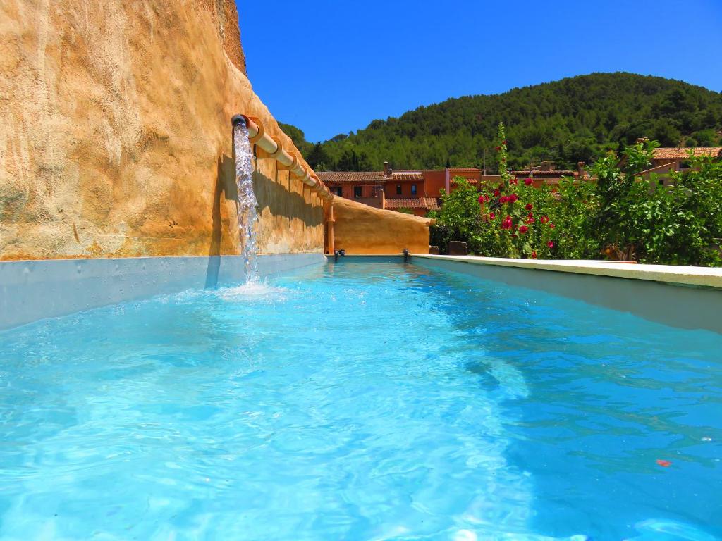 埃斯波尔莱斯萨菲塔背包客旅舍 - 阿尔贝格青年旅舍的一个带喷泉的游泳池