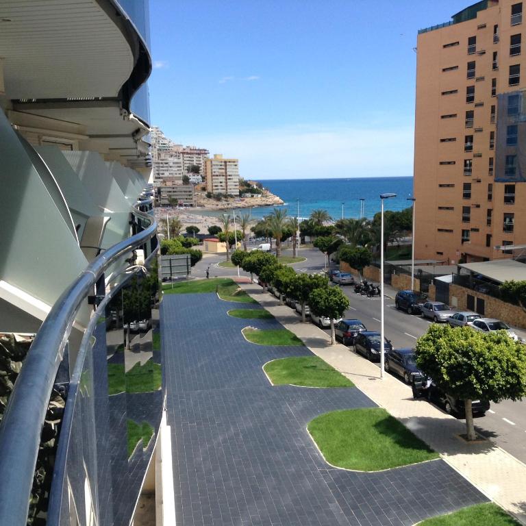 卡拉德费斯特拉特Benidorm La Cala Sidney的从大楼的阳台上可欣赏到风景