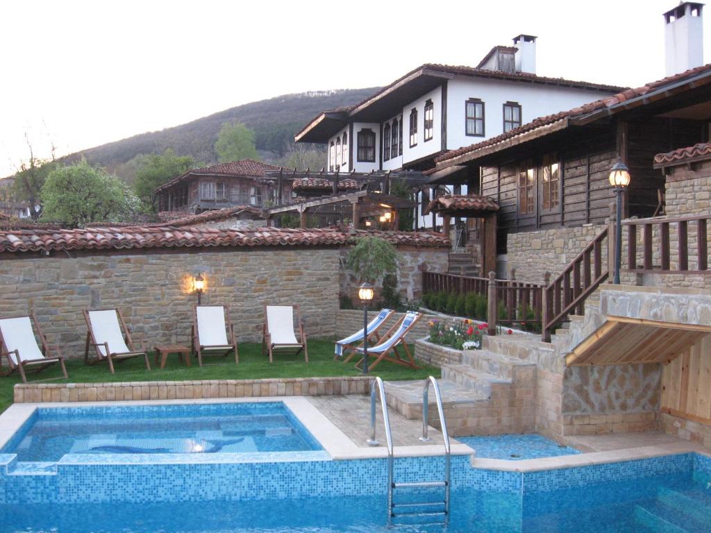 泽拉夫纳萨瓦库佩特萨宾馆的房屋前有游泳池的房子