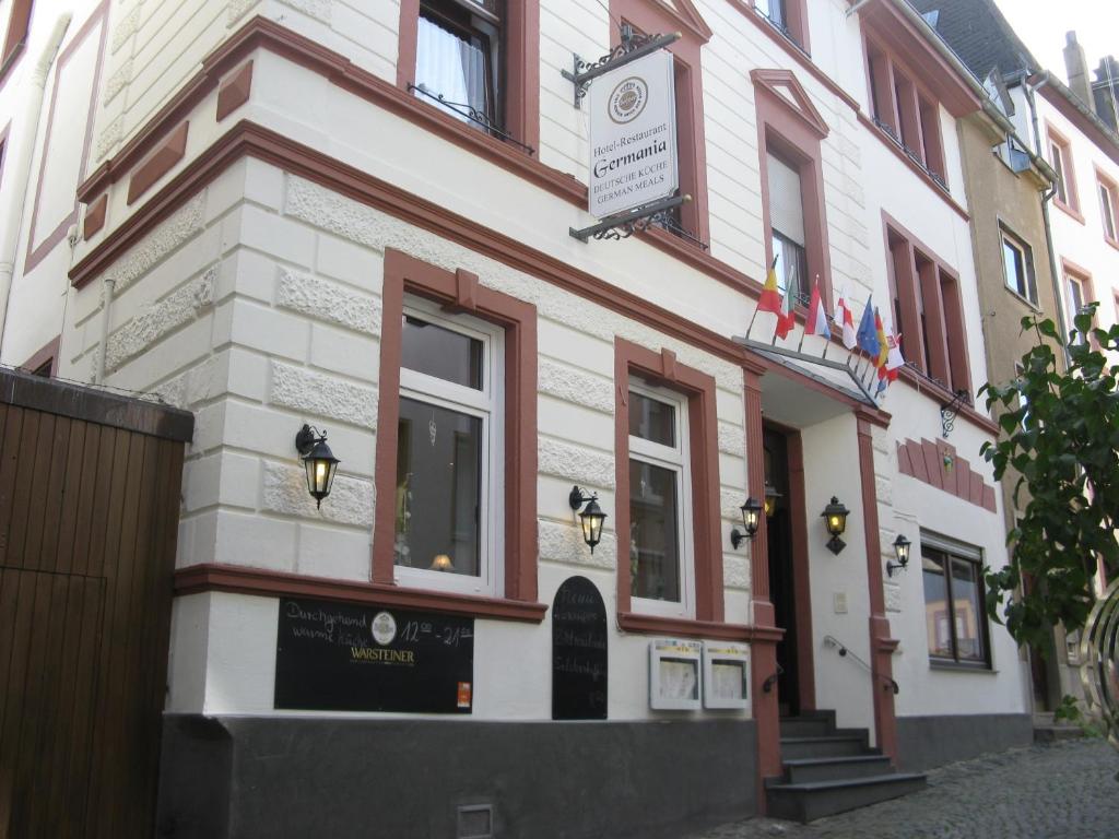 贝尔恩卡斯特尔-库斯Hotel-Restaurant Kastel的前面有标志的建筑