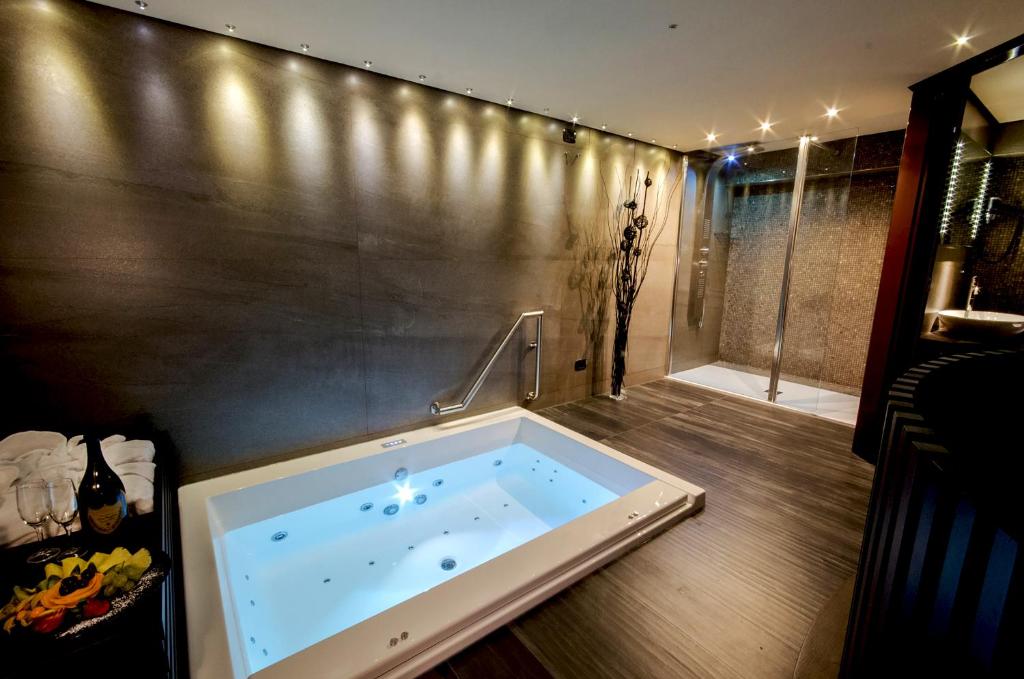 阿里亚诺伊尔皮诺尹康特罗酒店的按摩浴缸位于客房中间