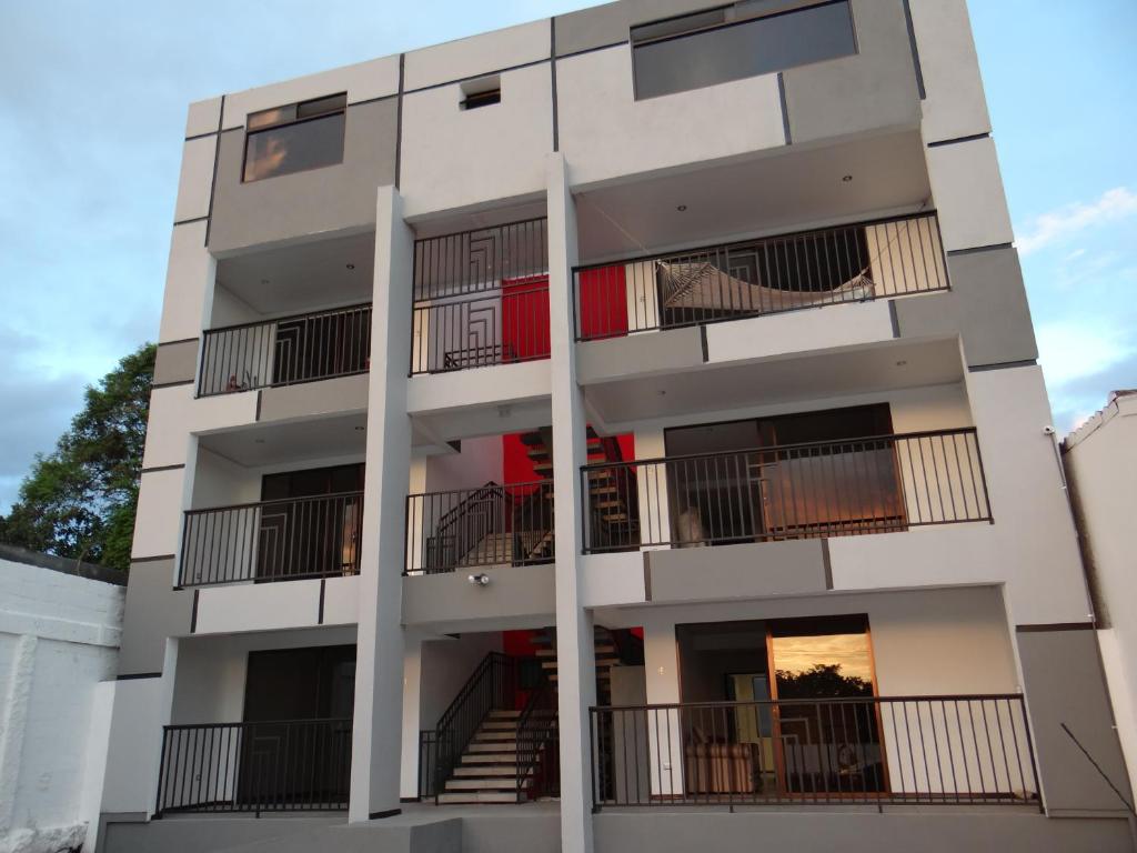 阿拉胡埃拉Maria´s Apartments的公寓大楼的一侧设有阳台