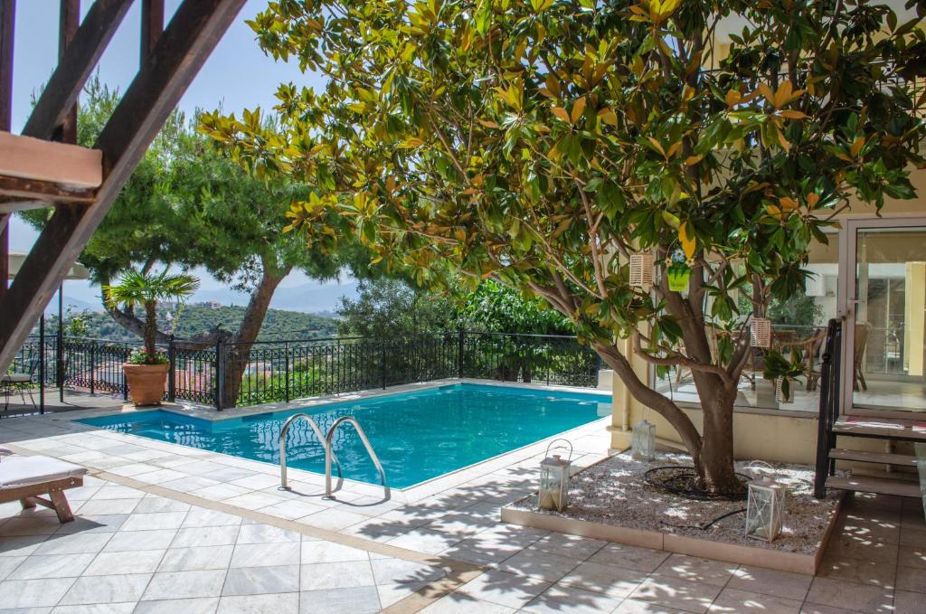 雅典Apartments Nina的一座房子旁的游泳池