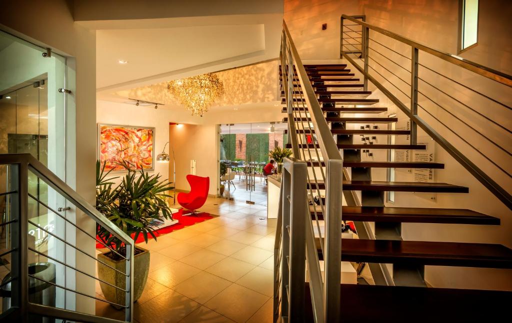 马那瓜元素精品酒店 的房屋内带楼梯的客厅