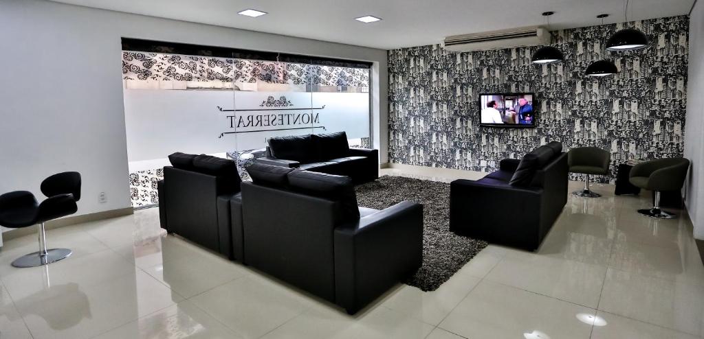 桑托斯蒙特塞拉酒店的带沙发、电视和墙壁的客厅