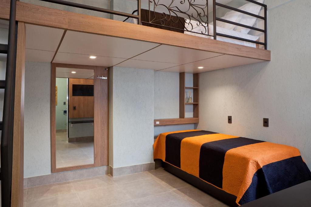 里约热内卢LOFT LAPA Baldô的一间卧室配有橙色和黑色的床。