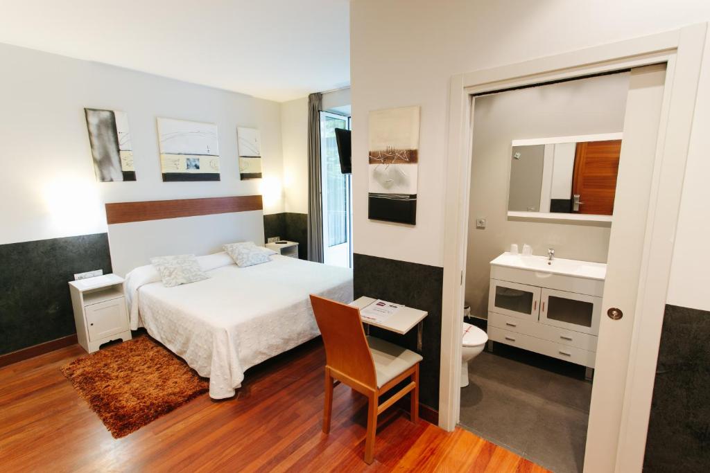 圣塞瓦斯蒂安Hostal San Sebastian Centro的一间卧室配有一张床,浴室设有水槽