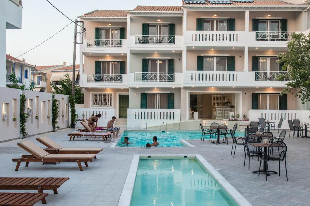 雷夫卡达镇莱夫卡迪奥公寓式酒店的大楼前设有游泳池的酒店
