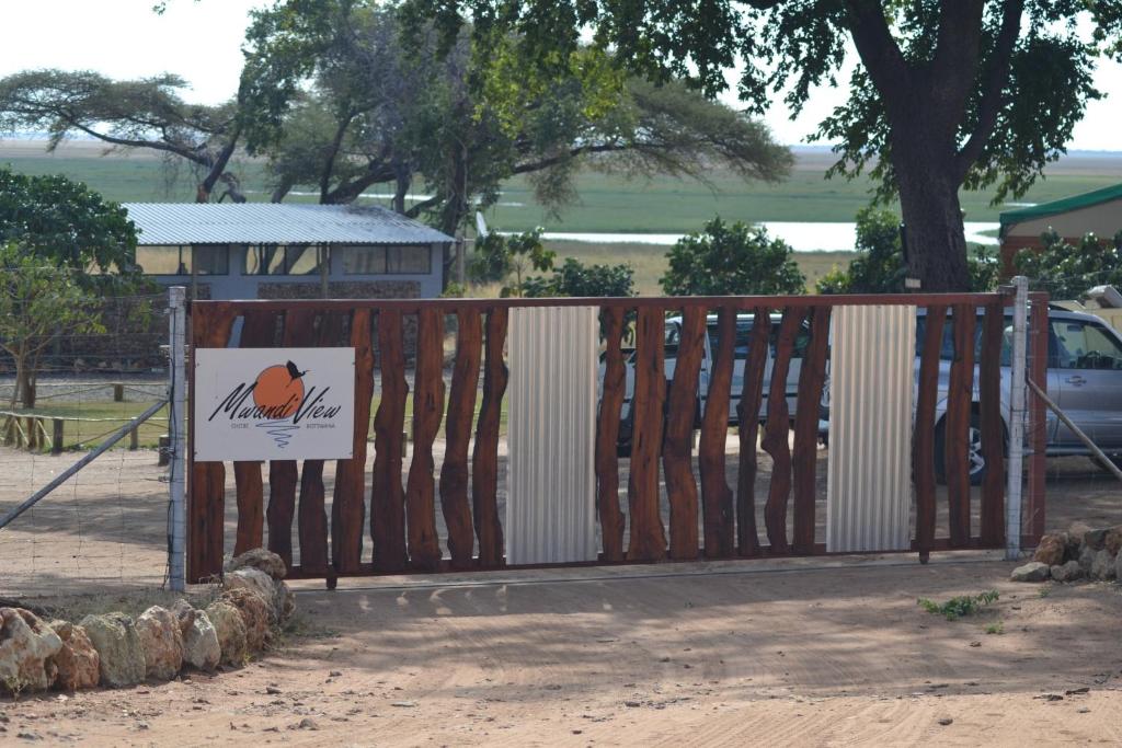 KavimbaMwandi View的木门,上面有标志