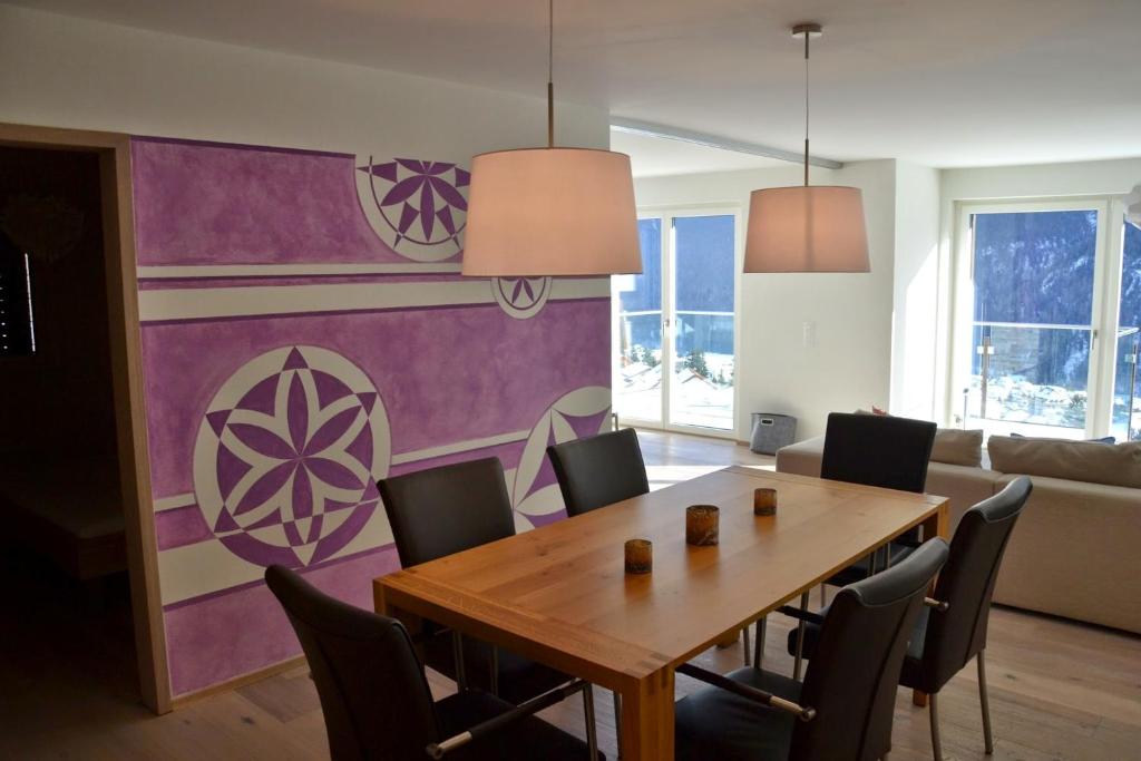 施库尔Panorama Lodge的一间带木桌和椅子的用餐室