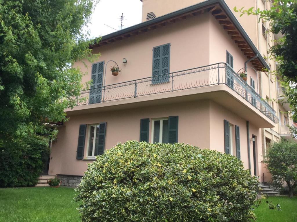 莱科佩斯卡雷尼诺住宿加早餐旅馆的带阳台的房子,前面有灌木丛
