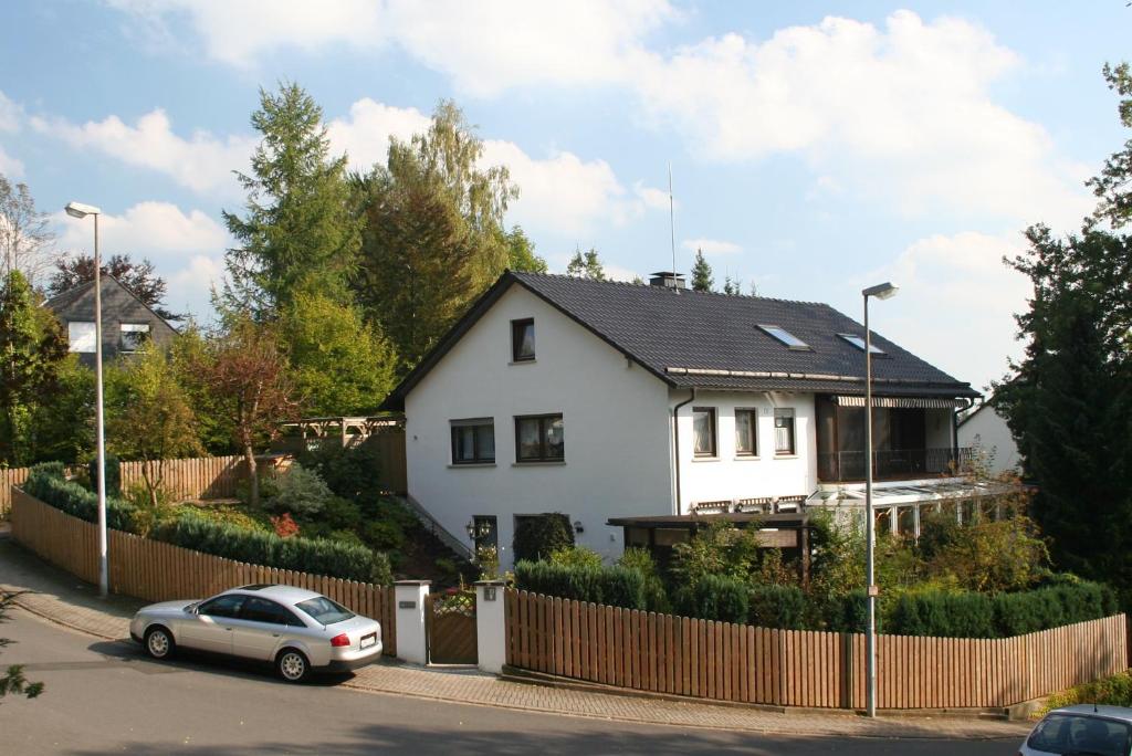 迪伦堡Ferienwohnung Westerwaldblick Dillenburg的前面有一辆汽车停放的白色房子