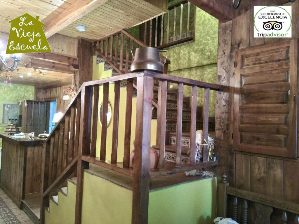 San Roque de Ríomiera旧学校旅馆的房屋内有木楼梯的房间
