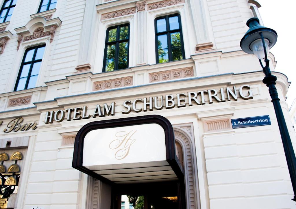 维也纳Hotel Am Schubertring的大楼前的一座酒店合作标志