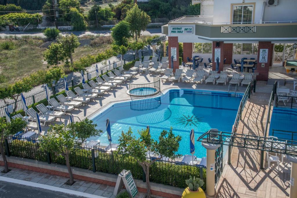 卡尔扎迈纳阿哥雷里斯公寓酒店的享有酒店游泳池的顶部景色