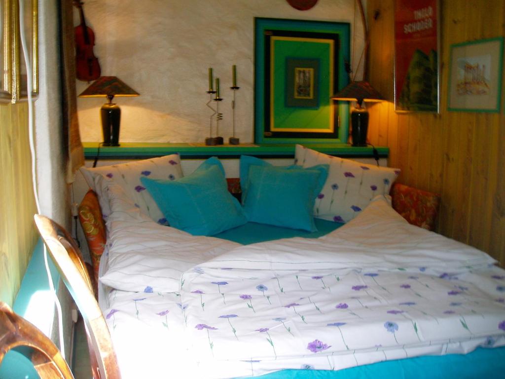 卑尔根安娜海兰斯住宿加早餐旅馆的一张带蓝色和白色枕头的床