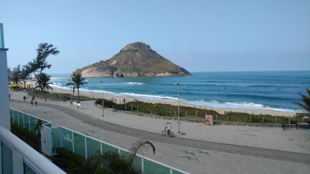 里约热内卢Reserva Pontal Beach的享有海滩和海洋岩石的景色