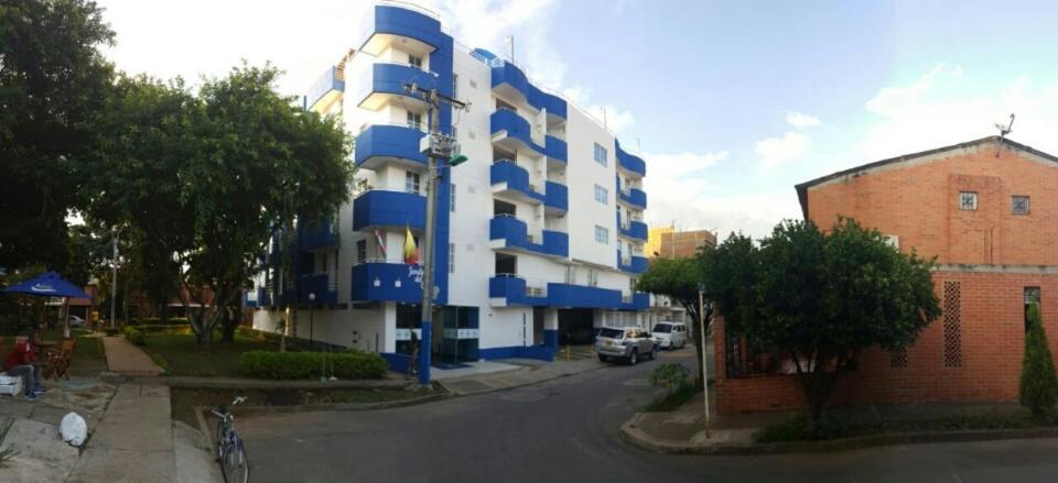 卡利Aparta Hotel Jardines del Caney的街道上的蓝色和白色公寓