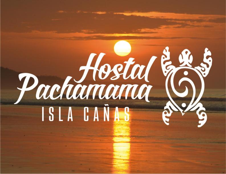Isla de CañasHostal Pachamama的日落时分医院的伪古岛标志