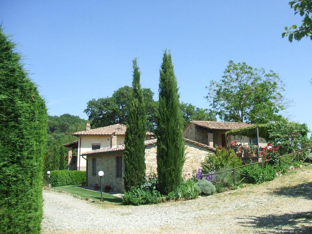 桑塔比诺Borgo del Molinello的院子前有树木的房子