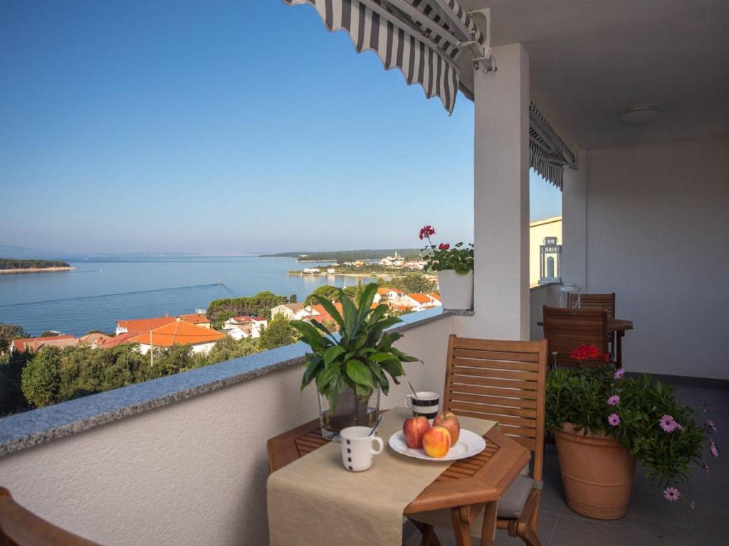 拉布Guest house Mazuth的阳台配有桌子,享有海景。