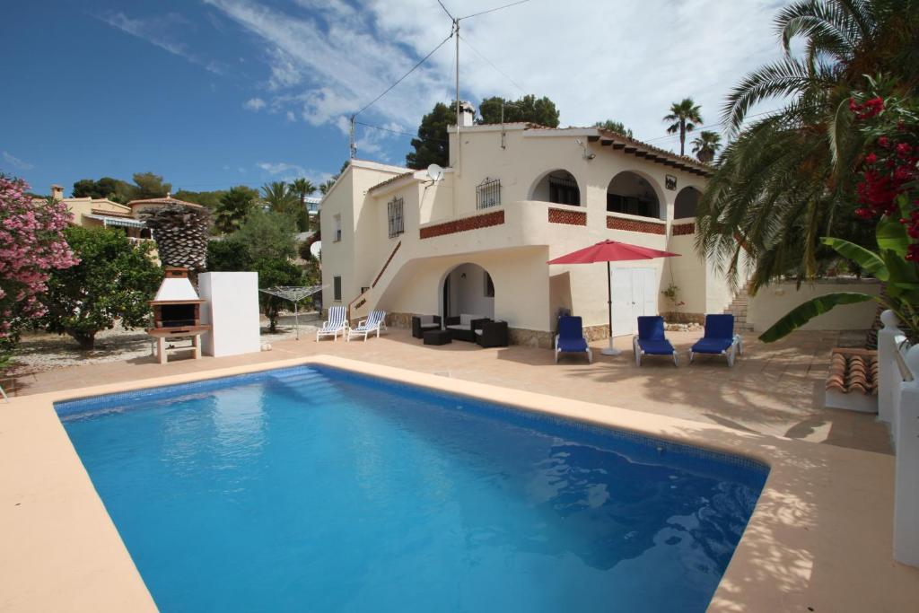 莫莱拉Miquel - pretty holiday property with garden and private pool in Moraira的房屋前的大型游泳池