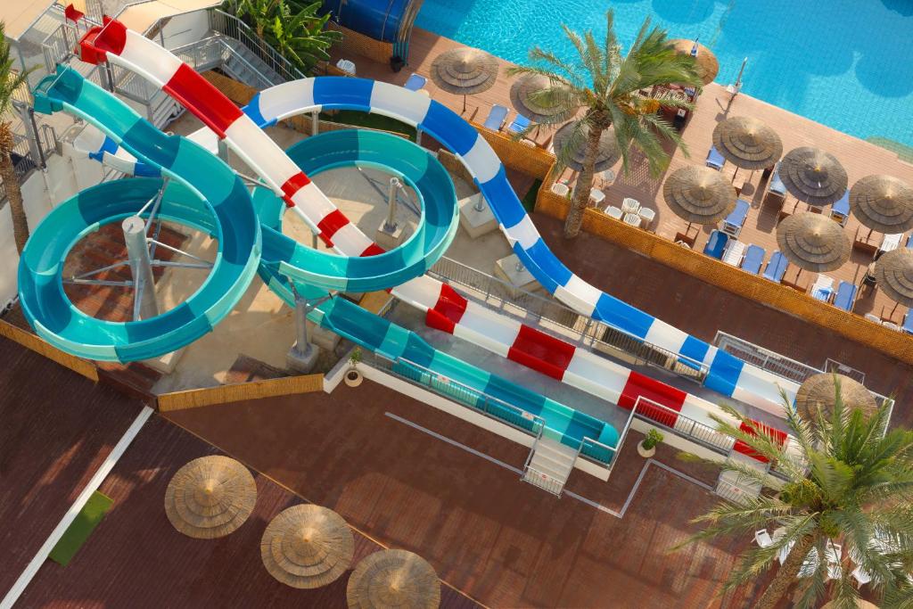提比里亚莱昂纳多俱乐部提比利亚全包型酒店的游泳池水滑梯的顶部景观