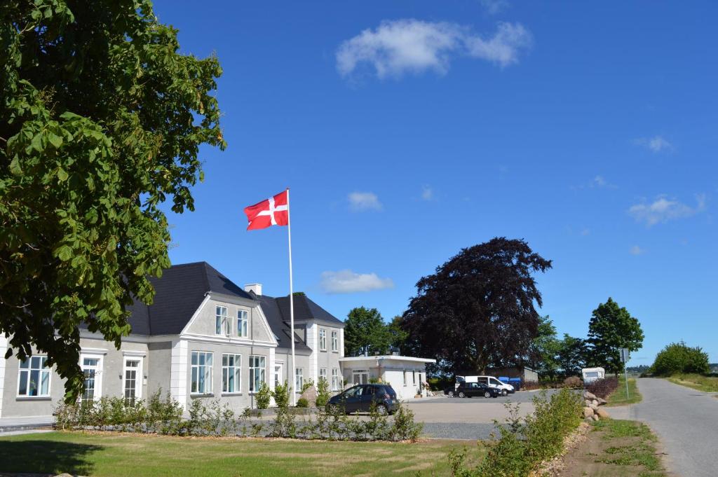 Jægerspris芬霍住宿加早餐旅馆的前面有加拉丁旗的房子