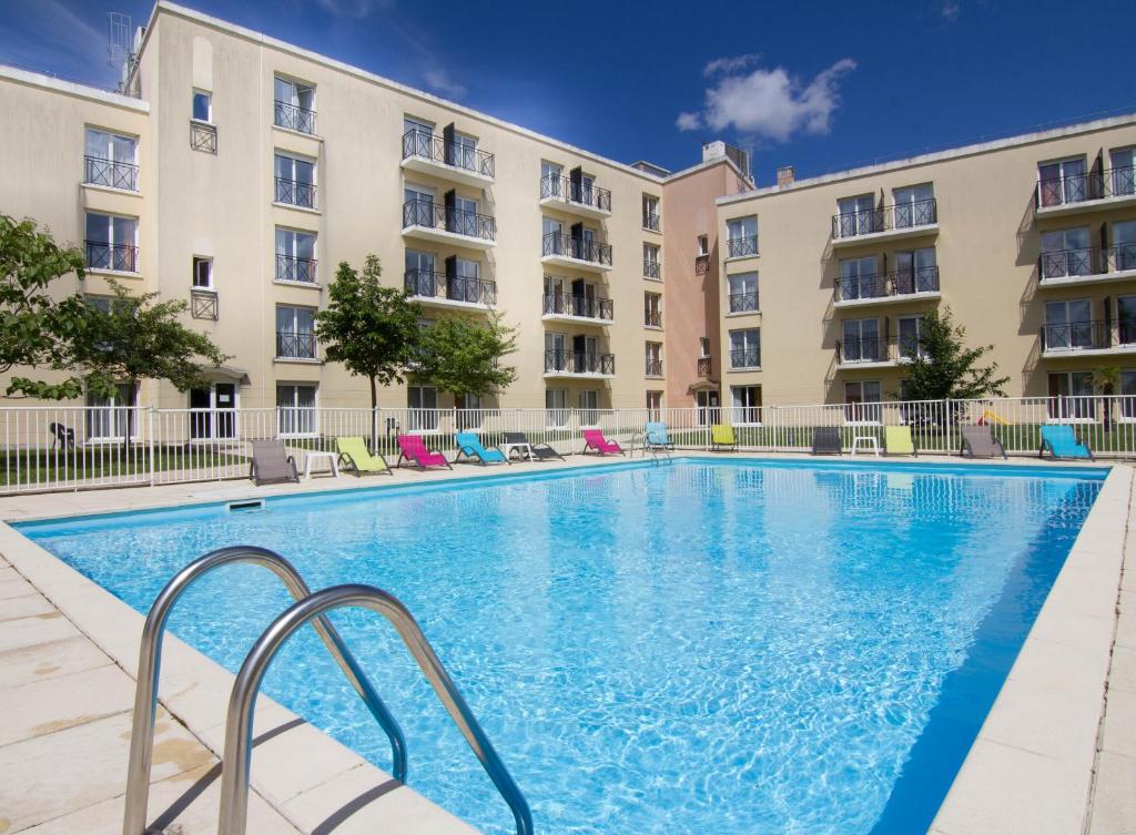 蒙泰夫兰杜帕尔克瓦尔欧洲公寓式酒店的公寓大楼前的游泳池