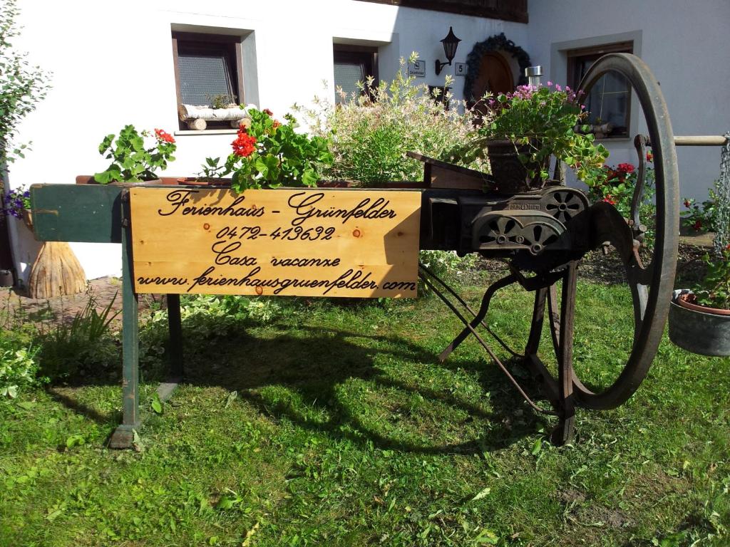 卢松Ferienhaus-Grünfelder的房屋前草上的标志