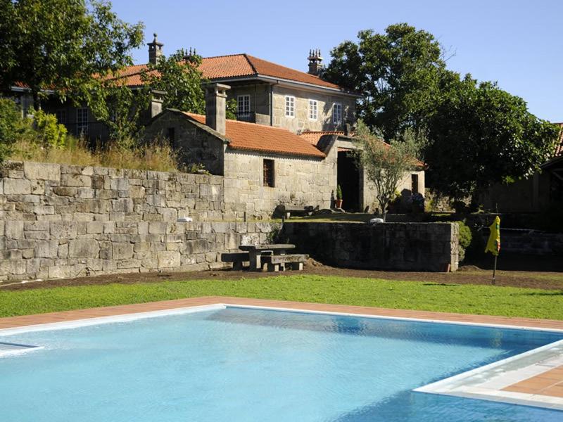 Casarellos卡萨瑞洛斯酒店的房屋前的游泳池