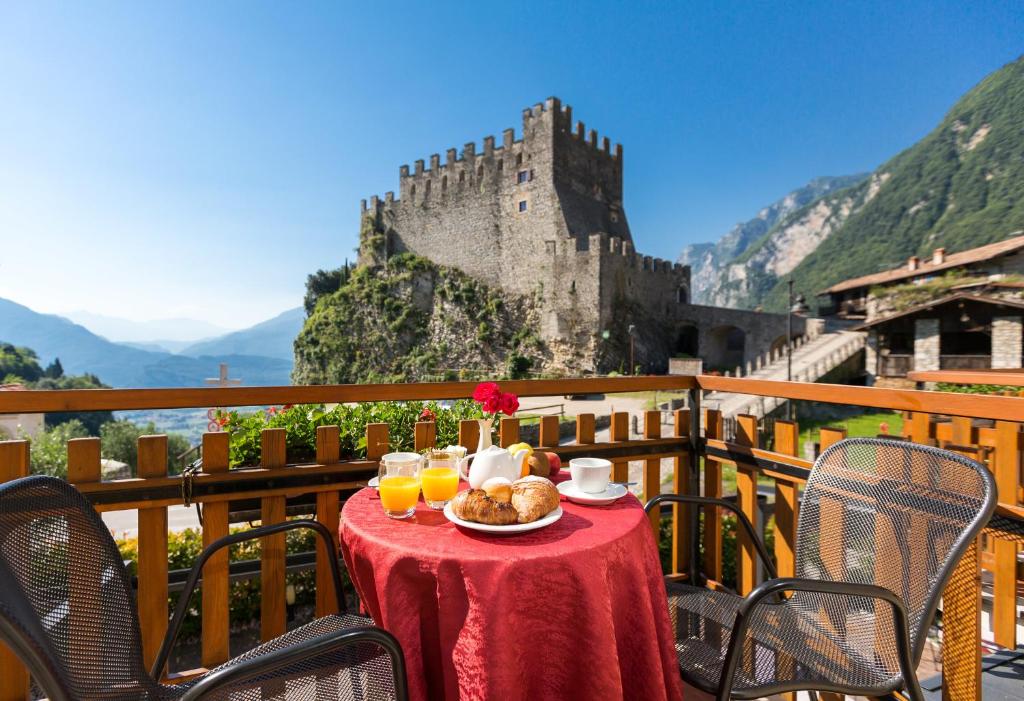 滕诺Hotel Antica Croce - Gardaslowemotion的一张桌子,上面放着一盘食物和城堡