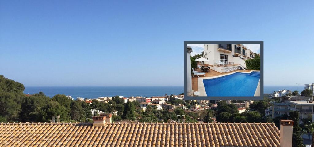 锡切斯Casa Garcia的从屋顶上可欣赏到房子和游泳池的景色