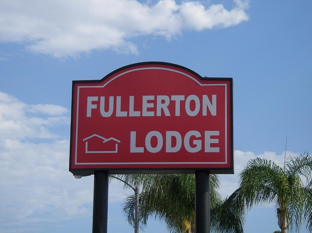 福乐顿市富勒顿汽车旅馆的满足旅舍的红色标志