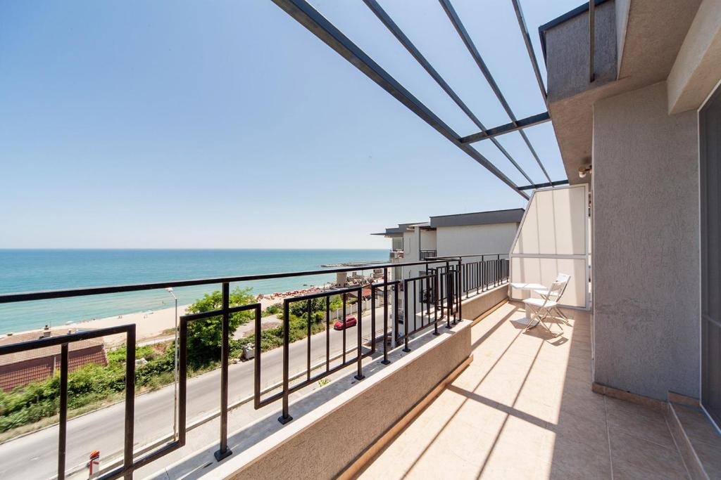 金沙Panorama Kabakum Apartments - Free Parking的享有海滩美景的阳台