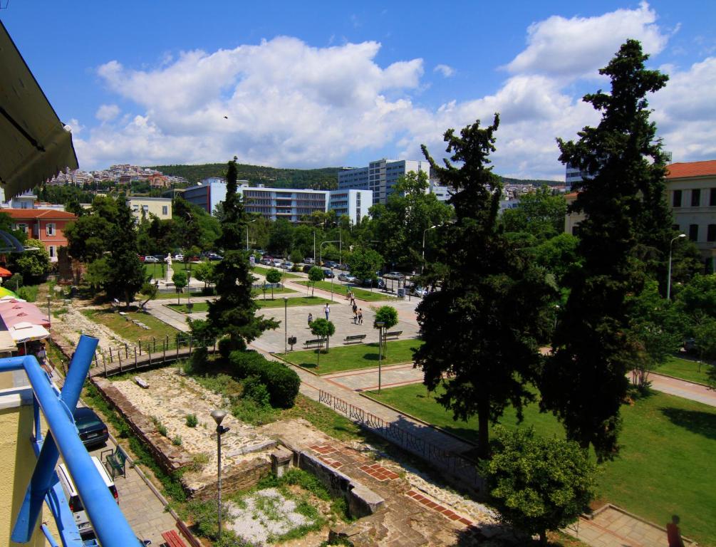 塞萨洛尼基塞萨洛尼基出租旅馆的享有树木和建筑公园的景色