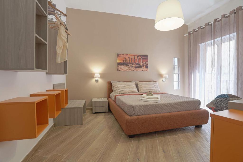 阿格里真托勒马约利卡住宿加早餐旅馆的一间卧室设有一张床和一个大窗户