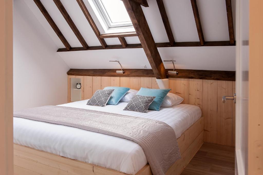 OudewaterRuyge Weyde Logies, Eco Farm的卧室配有白色的床和窗户