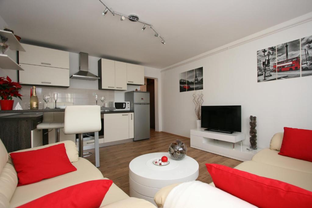 萨格勒布Apartments Zagreb Schone的一间带两张沙发的客厅和一间厨房
