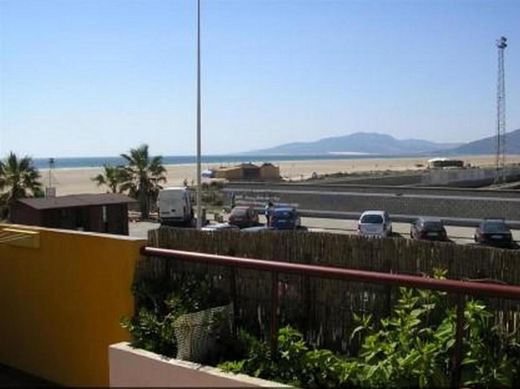 塔里法Apartamento Maria Angeles的享有高速公路的景色,海滩上设有停车场