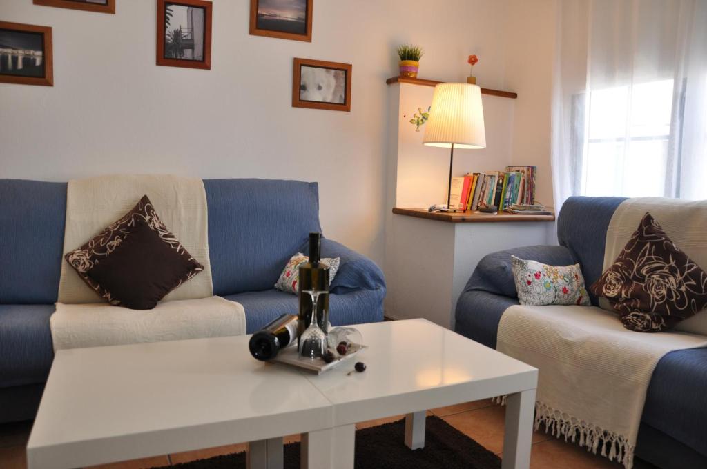 法马拉Acogedor apartamento en la playa的客厅配有两张沙发和一张咖啡桌
