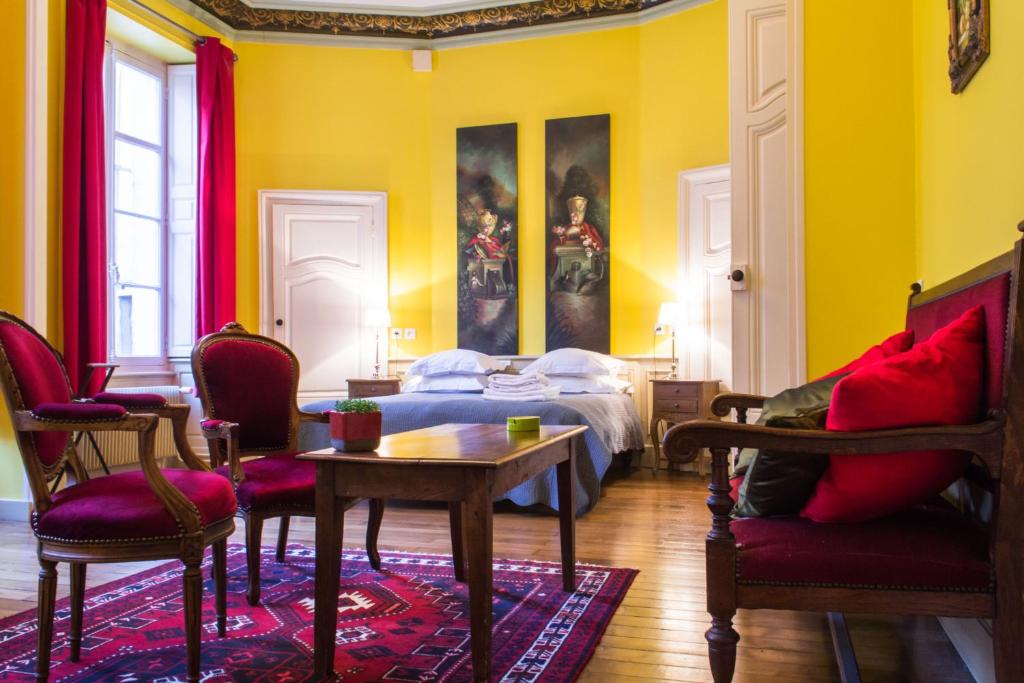 第戎Appartement Le Buffon的卧室配有一张床和一张桌子及椅子