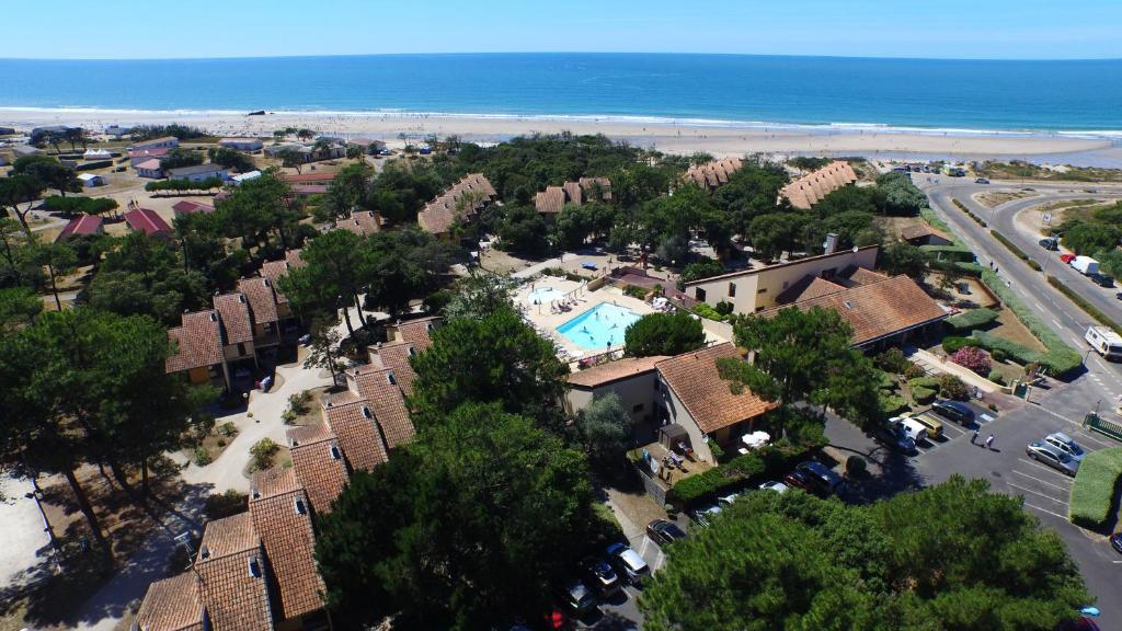 滨海苏拉克VVF Soulac-sur-Mer Bordeaux Médoc的享有度假胜地的空中景致,设有游泳池和海滩